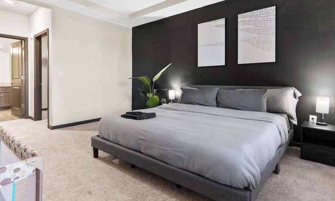 North Raleigh Apartamento | Luxe King 3 Bedroom Suite in North Raleigh!
