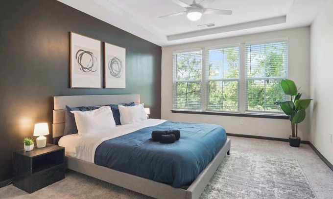 North Raleigh Apartamento | Luxe King 3 Bedroom Suite in North Raleigh!