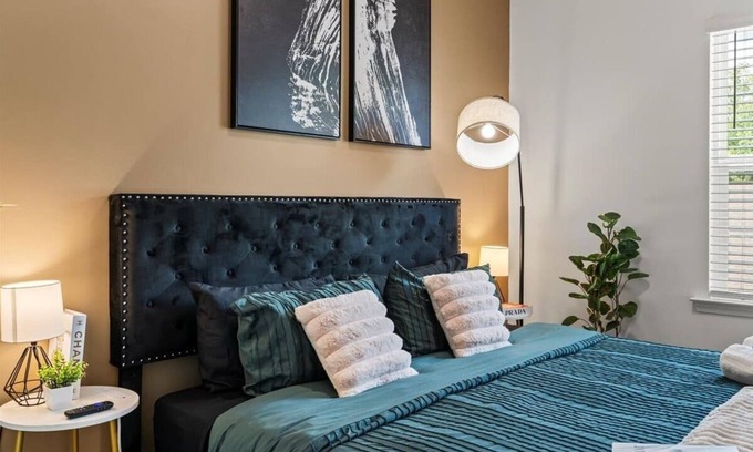 Paw Creek Casa | Luxe King 3BR Townhouse Mins to Uptown CLT NC!