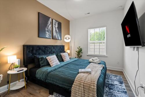 Paw Creek Casa | Luxe King 3BR Townhouse Mins to Uptown Charlotte