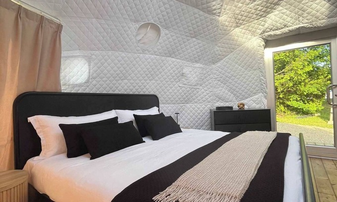Miller Lake Casa | Luxe King Geodome Tobermory Glamping South