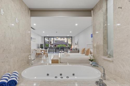 Casuarina Apartamento | Luxe King Studio Apartment in Santai Resort