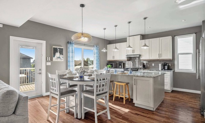 Sylvan Lake Casa | Luxe & Lake 6BR Getaway Hot Tub Near the Lake