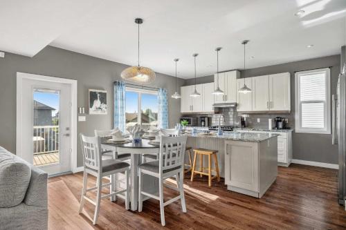 Sylvan Lake Casa | Luxe & Lake 6BR Getaway Hot Tub Near the Lake