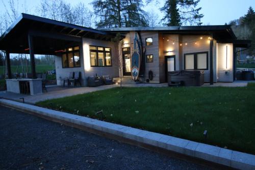 Mossyrock Casa | Luxe Lake Cabin Hot tub Grill Firepit EV charger