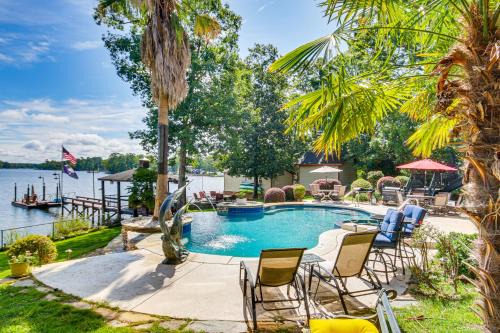 Chapin Apartamento | Luxe Lakefront Apartment with Shared Pool and Dock!