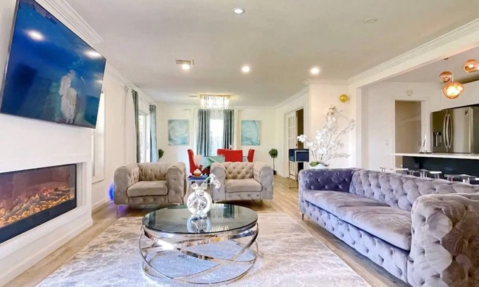 Catalina Casa | Luxe Lakefront downtown villa Universal Disney