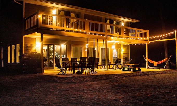 White Lake Casa | Luxe Lakefront Family Cottage: Private Beach, Dock