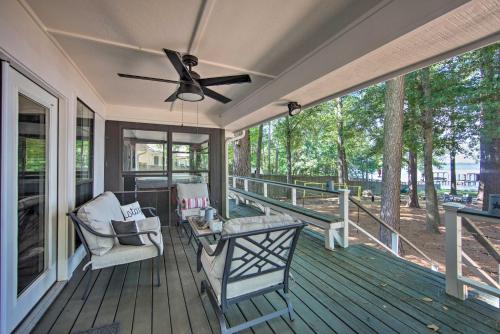 Flint Casa | Luxe Lakehouse with Sunset Views on Lake Palestine!