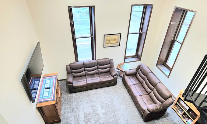 Lake Linden Apartamento | *Luxe living in Lake Linden with 15 foot ceiling! Pet Friendly!*