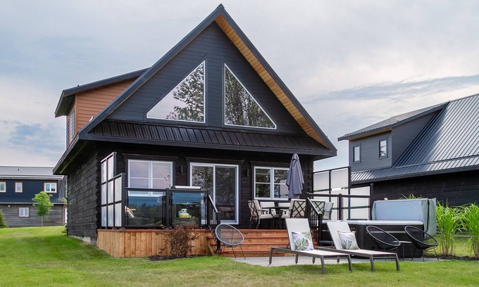 Trent Hills Casa | Luxe Lodge: Cabin 2 as seen on HGTV's Renovation Resort Season 1