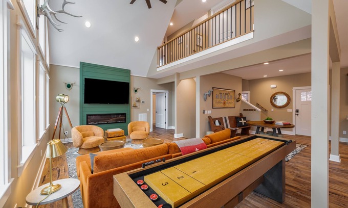 Massanutten Casa | Luxe Lodge Designer Decorated Sleeps 16 Hot Tub Decks w/ Slope views