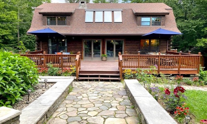 Ellenville Casa | Luxe Log Cabin w NEW HEATED SALTWATER POOL