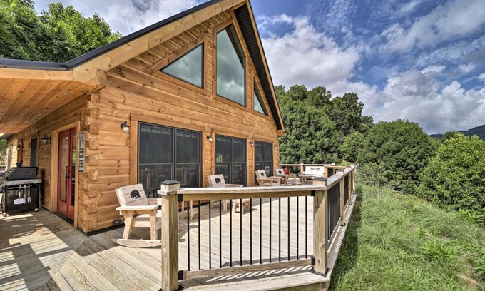 Maggie Valley Casa | Luxe Log Cabin with Modern Finishes and Mtn Views