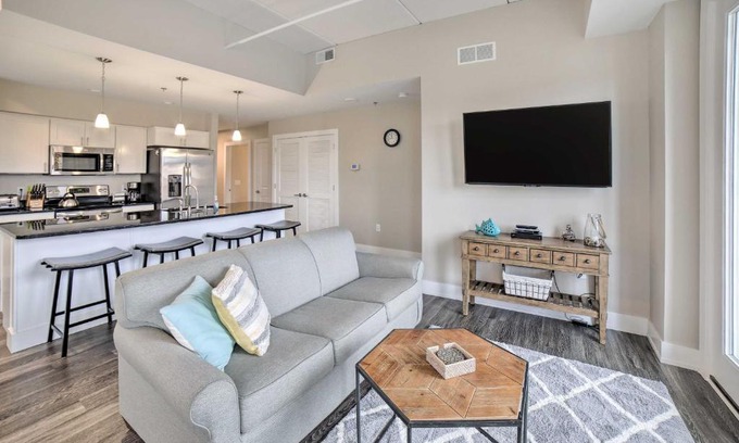 Manistee Apartamento | Luxe Manistee Condo with Balcony and River Views!