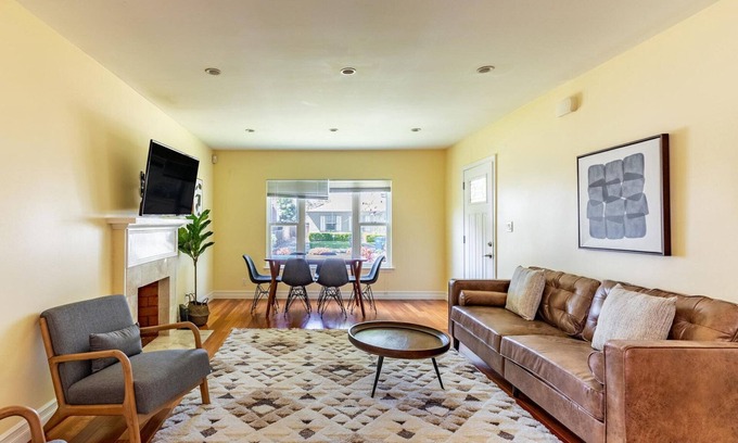 Menlo Park Casa | Luxe Menlo Park 4BR w/ Patio & Yard, nr Tech HQ & Hikes, by Blueground