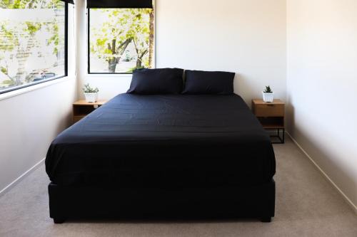 Mount Albert Casa | Luxe Modern Large Bedroom with Shared Kitchen and Amenities