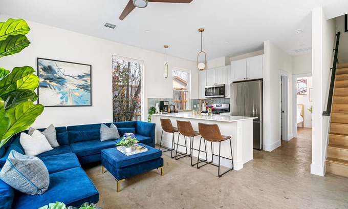 Govalle Casa | Luxe Modern Retreat in East Austin