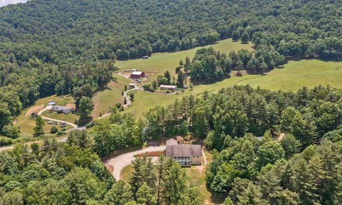 Weaverville Casa | Luxe Mountain 4BR 4BA Private Home