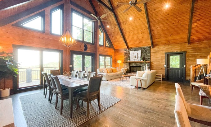 Greenville - Spartanburg Cabina | Luxe Mountain getaway only 15 minutes from the city!