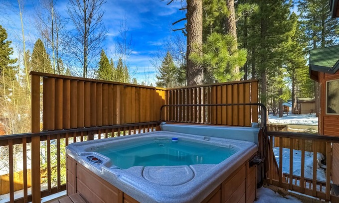 South Lake Tahoe Casa | Luxe Mountain Chalet - Hot tub, Man Cave, Foosball, Peloton