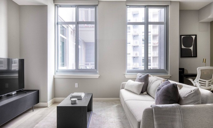 Buzzard Point Apartamento | Luxe Navy Yard Jr 1BR w/ EV Charging & Gym, nr Sports, by Blueground