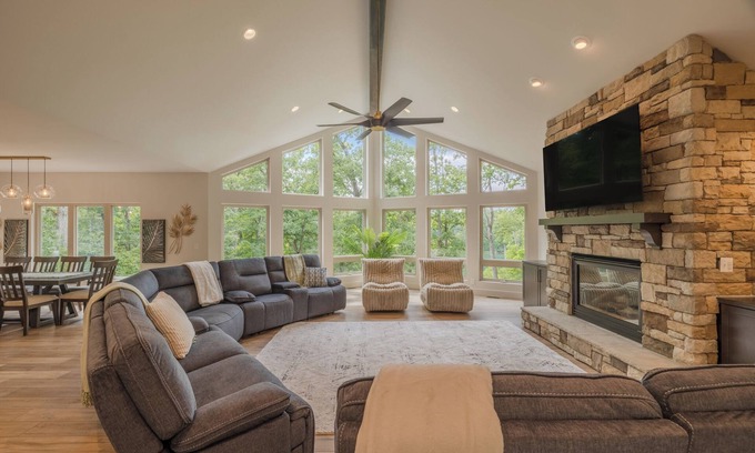 Innsbrook Casa | Luxe on the Lake by Innsbrook Vacations!