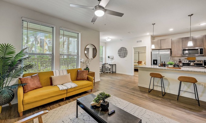 Deerwood Apartamento | Luxe Poolside Condo, King Bed, Near Mayo Clinic, St Johns Town Center & Beaches