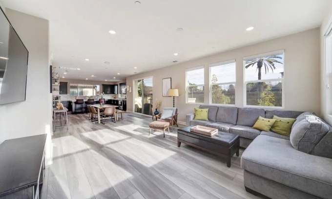 Ivey Ranch - Rancho Del Oro Condominio | Luxe Private Getaway in the Heart of Oceanside!