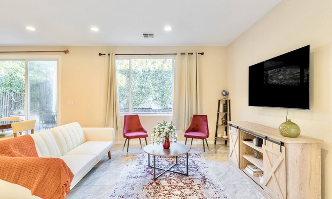 Union City Casa | Luxe Private Getaway Near Coyote Hills Park!