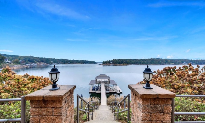 Arley Casa | Luxe Private Lakefront Getaway on Smith Lake!