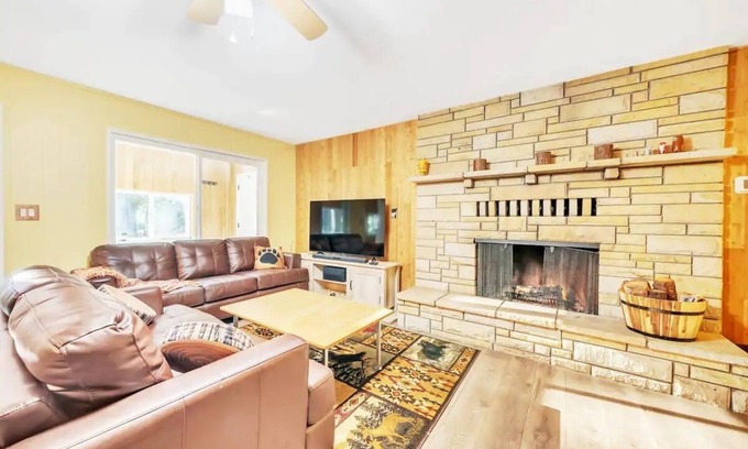 Croft Casa | Luxe Private Mountainside Getaway in Pioneer!