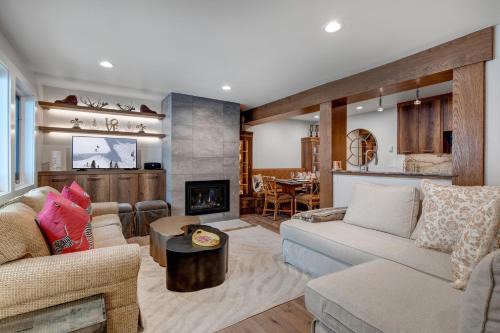 Warm Springs Casa | Luxe Prospector Condo Steps to Lift with Hot Tub