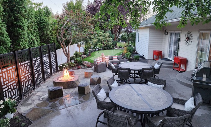 Fernan Lake Village Casa | Luxe Retreat-4500sf-Spa-Massages-Golf & Beach 5 min-Putting Green-Family Fun!