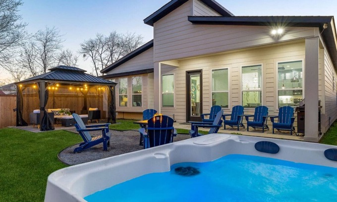 West Dallas Casa | Luxe Retreat--Hot Tub/Pool/Firepit near State Fair