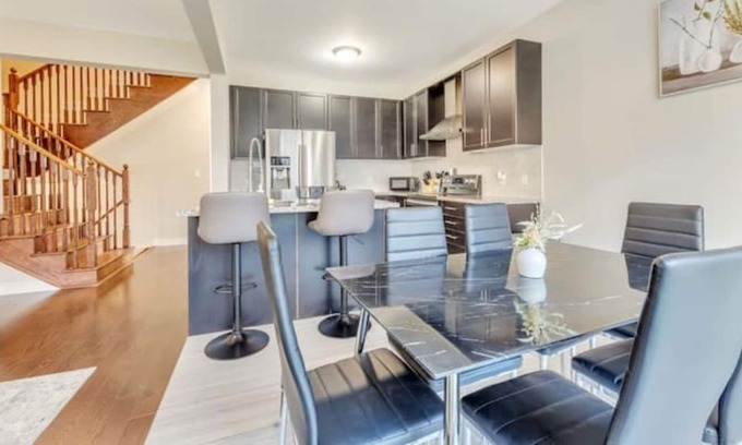 Pickering Casa | Luxe Retreat: Modern Gem 4B/2.5B+Office,5G,Parking