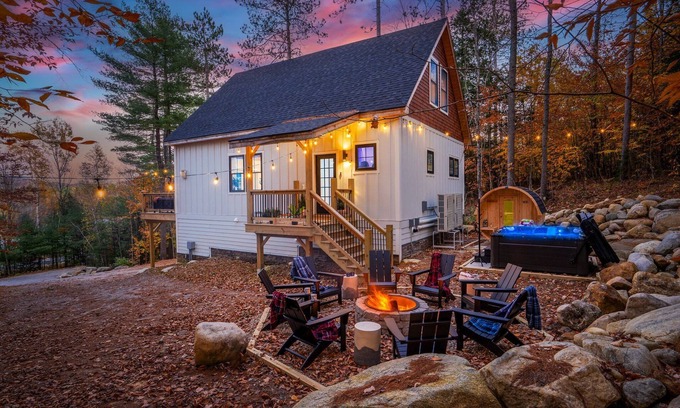 Bethel Casa | Luxe Retreat: Sleeps 15, Hot Tub, Sauna & Movie Room