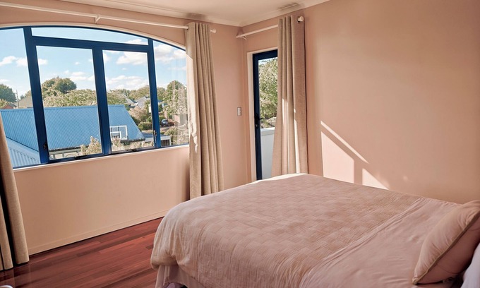 Hamilton Casa | Luxe Retreat -- Spacious & Peaceful