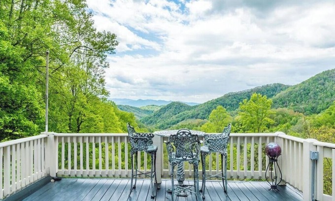 Mars Hill Cabaña | Luxe Retreat with Panoramic Views, Hot Tub & Sauna, mins to Hatley Point