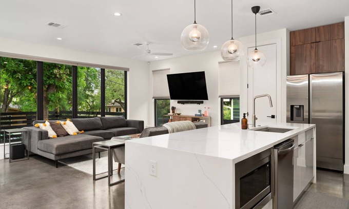 Riverside Casa | Luxe Riverside House | Skyline Deck+Downtown View