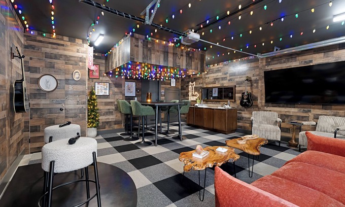 Talbot's Corner Casa | Luxe Rooftop w Spa, Sauna, Pool, Downtown Views, Dive Bar
