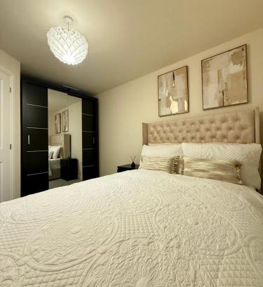 Trentham Casa | Luxe Rooms in High-End Duplex Near Trentham Garden