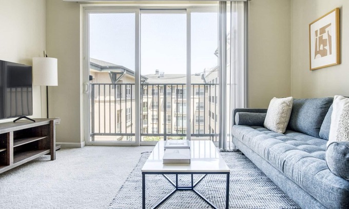 San Bruno Apartamento | Luxe San Bruno 2BR w/ Pool, Gym, W/D, near trains + shops, by Blueground