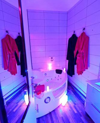 Biscarrosse Plage Apartamento | Luxe Sauna Privatif et Grand bain Jacuzzi à deux à Biscarosse Plage pour Nuit Romantique avec décoration LED et Bougies