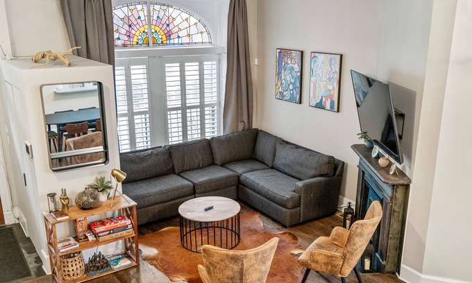 Old Town Triangle Casa | Luxe SFH in Historic Old Town