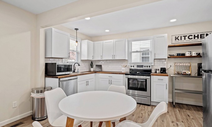 Sans Souci Casa | Luxe Shower| 7 min to Downtown | Premier Property