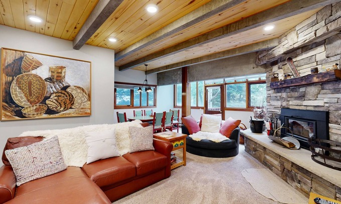 Taos Ski Valley Condominio | Luxe Slopeside Condo: Balcony, Fireplace & Covered Parking