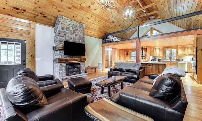 Waynesville Cabina | Luxe Smoky Mountains Cabin w/ Hot Tub & Views!