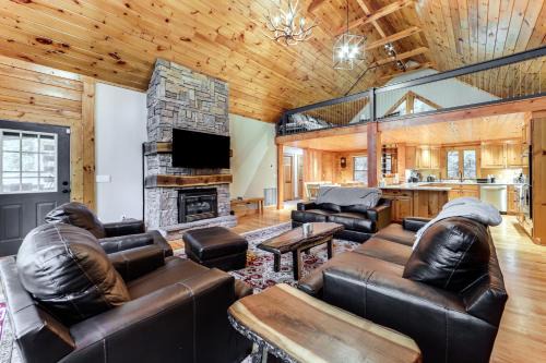 Ridgewood Estates Casa | Luxe Smoky Mountains Cabin with Hot Tub and Views!