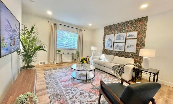 Green Tree Casa | Luxe South Hills Home ❈ Free Parking ❈ Central